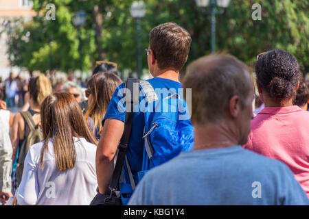 La folla di gente che passeggia nella città di Atene, Grecia Foto Stock