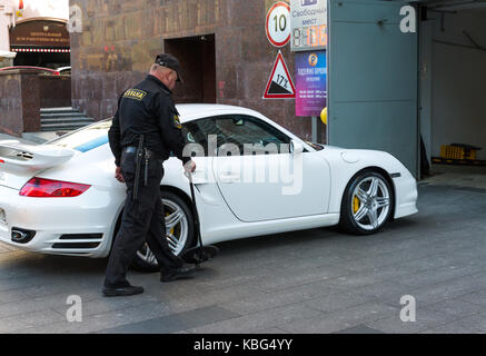 Mosca, Russia - 23 settembre. 2017. ispeziona la vettura in ingresso al garage sotterraneo su rozhdestvenka street Foto Stock