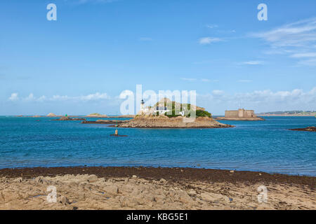 Île de Louët e Chateau de Taureau nella baia di Morlaix, Finistère, Bretagna, Francia Foto Stock