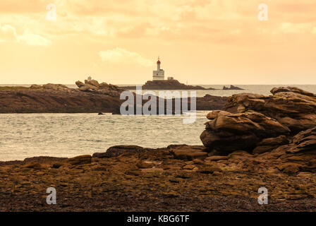 Phare de la teignouse faro, vista da Pointe du conguel sulla penisola di Quiberon all'alba Foto Stock