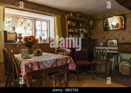 Parlour interior, Manor Farm, Bursledon, Hampshire, Inghilterra, che ha presentato nella recente serie BBC2 'Wartime Farm' Foto Stock