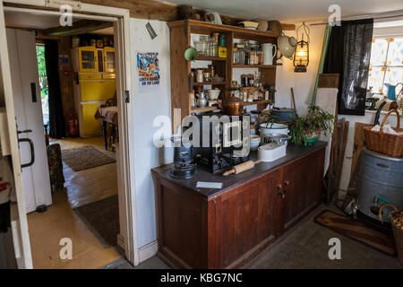 Scullery, Manor Farm, Bursledon, Hampshire, Inghilterra, che ha presentato nella recente serie BBC2 'Wartime Farm' Foto Stock