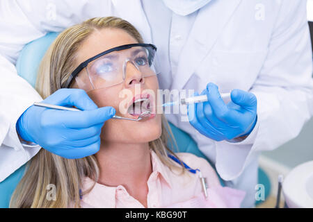 Elevato angolo di visione della donna riceve il trattamento dentale a clinica medica Foto Stock