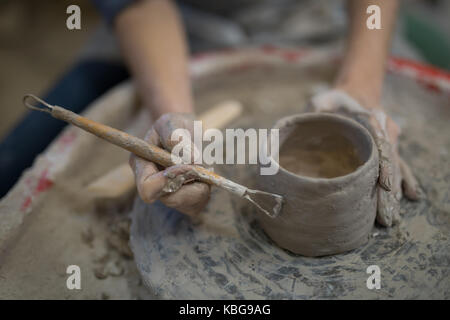 La sezione centrale del potter femmina piastra di stampaggio con lo strumento Mano Foto Stock