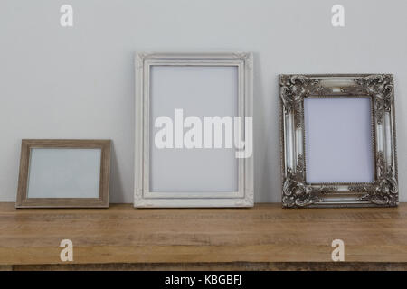 Varietà di telai disposti sul tavolo in legno Foto Stock