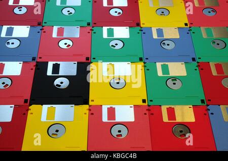 Multicolore disco floppy 3.5 5.1/4 per i vecchi computer. allineati come sfondo. Foto Stock