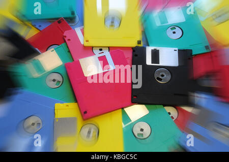 Multicolore disco floppy 3.5 5.1/4 per i vecchi computer. allineati come sfondo. Foto Stock