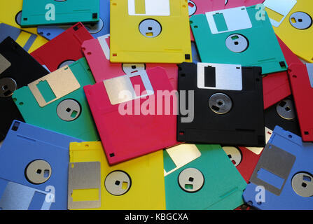 Multicolore disco floppy 3.5 5.1/4 per i vecchi computer. allineati come sfondo. Foto Stock