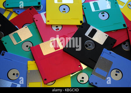 Multicolore disco floppy 3.5 5.1/4 per i vecchi computer. allineati come sfondo. Foto Stock