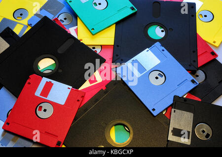 Multicolore disco floppy 3.5 5.1/4 per i vecchi computer. allineati come sfondo. Foto Stock