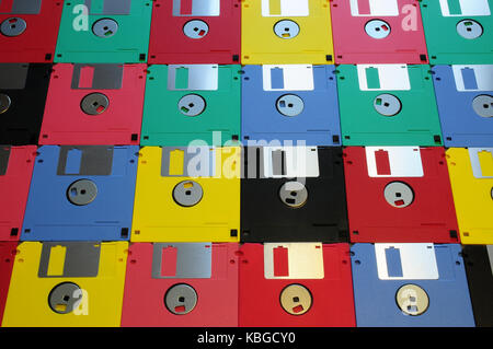 Multicolore disco floppy 3.5 5.1/4 per i vecchi computer. allineati come sfondo. Foto Stock