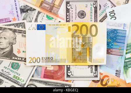 Euro e Dollaro banconote possono essere utilizzate come sfondo. Foto Stock