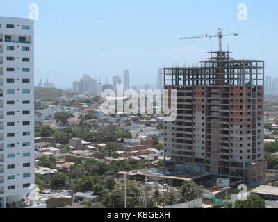 Stato reale concetto. alto edificio in costruzione con gru in prossimità di un edificio di appartamenti nuovi di zecca. skyline della città e del lago a sfondo Foto Stock