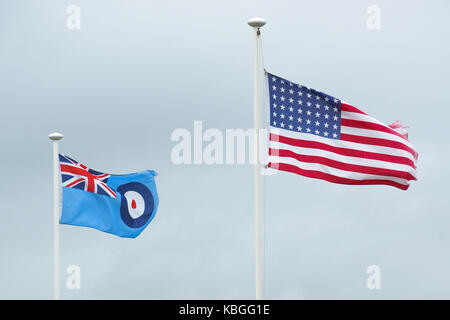 Le bandiere che rappresentano la Royal Air Force e gli Stati Uniti d'America soffiare nel vento Foto Stock