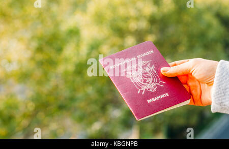 Qualcuno in possesso di un passaporto della Repubblica dell'Ecuador, isolato. Ecuador è in sud america Foto Stock