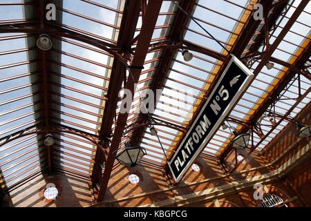 Interni e tetto di Moor Street Station, Birmingham, UK, segno indicante la piattaforma 5 5. Foto Stock