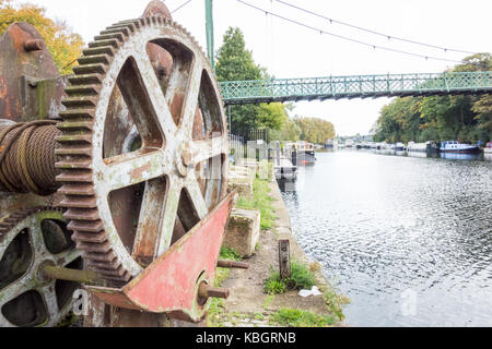 Un paranco abbandonati accanto alla porta Hampton Inn Platts Eyot in Hampton, London, Regno Unito Foto Stock