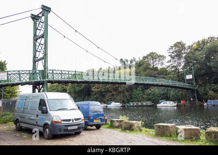 Il ponte di sospensione alla porta Hampton Inn Platts Eyot in Hampton, London, Regno Unito Foto Stock