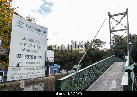 Il ponte di sospensione alla porta Hampton Inn Platts Eyot in Hampton, London, Regno Unito Foto Stock