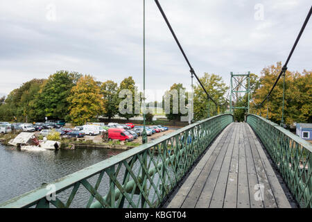 Il ponte di sospensione dal porto Hampton Inn Platts Eyot in Hampton, London, Regno Unito Foto Stock