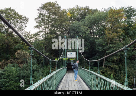 Il ponte di sospensione alla porta Hampton Inn Platts Eyot in Hampton, London, Regno Unito Foto Stock