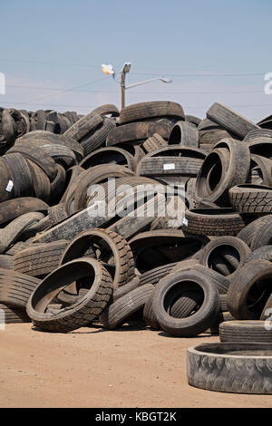 Denver, Colorado - pneumatici usati impilati fino a Colorado per il riciclaggio dei pneumatici. Foto Stock