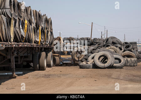 Denver, Colorado - pneumatici usati impilati fino a Colorado per il riciclaggio dei pneumatici. Foto Stock