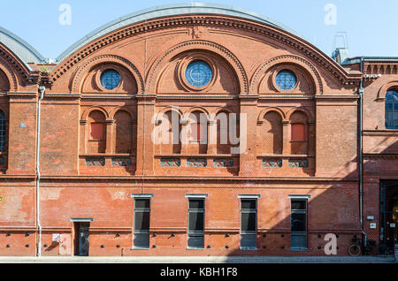Il vecchio edificio di mattoni rossi con un tetto rotondo Foto Stock