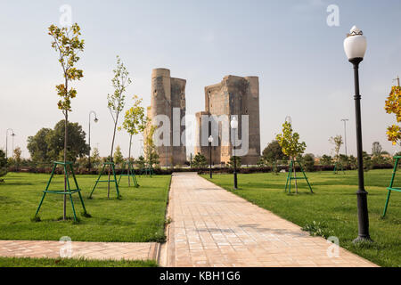 Shakhrisabz, Uzbekistan - ottobre 23, 2016: le rovine di ak-saray timur il palazzo e il nuovo parco intorno ad esso. shakhrisabz. Foto Stock