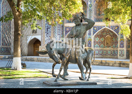 Bukhara, Uzbekistan - ottobre 19, 2016: monumento moderno di eroe nazionale Nasreddin Hodja Foto Stock