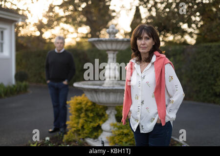 Coppia senior in piedi all'aperto in una giornata di sole Foto Stock