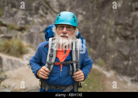 Uomo con zaino in campagna Foto Stock