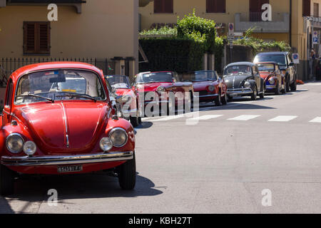 Lastra a Signa, Italia - 30 agosto 2015: fila di auto d'epoca parcheggiato sulla strada a lastra a signa durante un vetture storiche exhibition Foto Stock