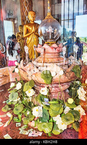 Phuket, Thailandia luglio 4, 2017 : interno di Wat Chalong tempio vi è un vetro-altare protetto con all'interno del dente di budda. complesso di templi sono l Foto Stock