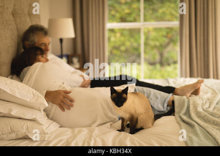 Coppia senior dormire nel letto di casa Foto Stock