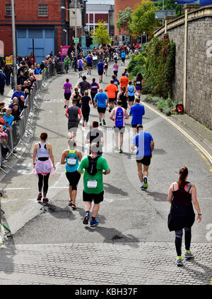 Guide di scorrimento in Simplyhealth mezza maratona con la folla a guardare nel centro città di Bristol, Regno Unito Foto Stock