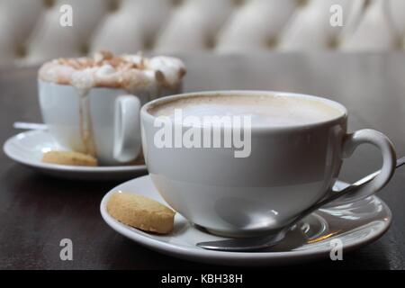 Una gamma di immagini catturate pur avendo un caffè e una prima colazione di muffin nel centro città di Newcastle. Foto Stock