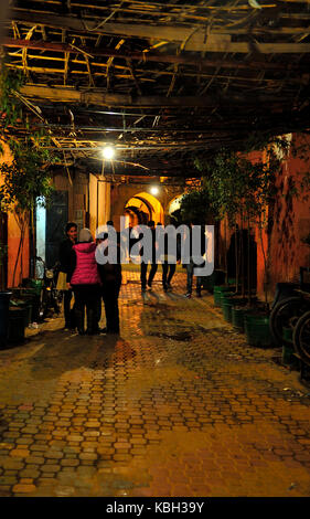 Notte in strada laterale del luogo piazza Jema el Fna Souk di notte a Marrakech, Marocco Foto Stock