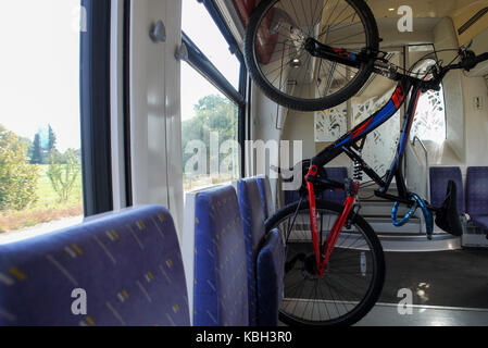 Una bici si blocca in un treno regionale (TER), Francia Foto Stock