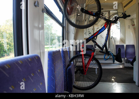 Una bici si blocca in un treno regionale (TER), Francia Foto Stock