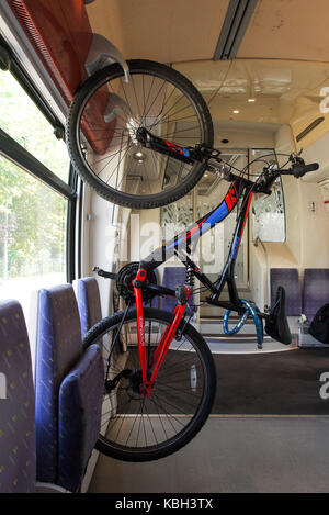 Una bici si blocca in un treno regionale (TER), Francia Foto Stock