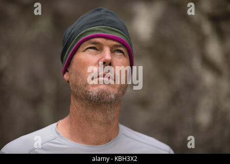 Considerato l'uomo in piedi di fronte a monte Foto Stock