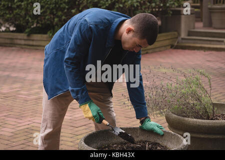 Uomo di scavare il terreno con spade in una giornata di sole Foto Stock