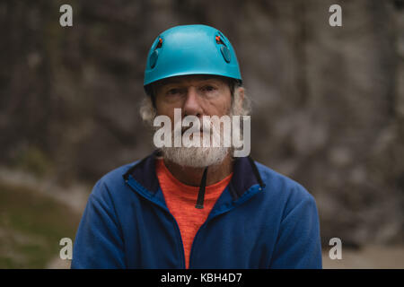 Ritratto di senior uomo che indossa il casco di protezione Foto Stock