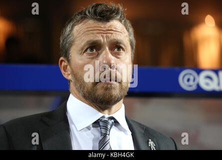 Fulham manager jokanovic slavisa prima il cielo di scommessa match del campionato a Loftus Road, Londra. Foto Stock