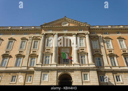 Caserta, Italia, Agosto 14, 2014: Palazzo Reale di Caserta, facciata principale. Esso è stato costruito per i Borbone re di Napoli nel XVIII secolo. Nel 1997, t Foto Stock