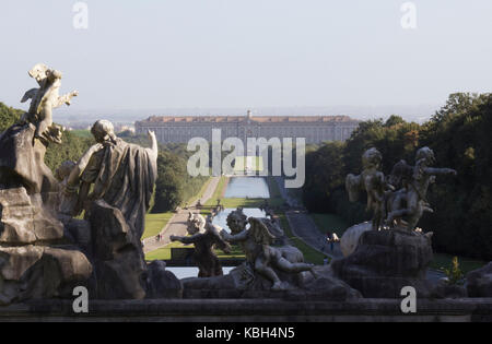 Caserta, Italia, Agosto 14, 2014: Caserta Palace Royal Garden. Iinspired dal parco di Versailles si trova a 3 km di lunghezza. Foto Stock