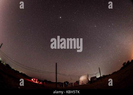 Star party nei campi della scuola di Agronomia all'università di sonora, dove gli astronomi dilettanti e studenti fatta l'osservazione di vari oggetti nello spazio come pianeti e stelle ecc., il giorno di osservazione con telescopi e osservatorio astronomico esteso per la mattina di oggi. (© foto: luisgutierrez / nortephoto.com) star party en los campos de la Escuela de agronomía de la Universidad de sonora, donde astrónomos, aficionados y estudiantes realizaron observación de diversos objetos en el espacio como planetas, estrellas ecc., la jornada de observación telescopios biella Foto Stock