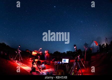 Star party nei campi della scuola di Agronomia all'università di sonora, dove gli astronomi dilettanti e studenti fatta l'osservazione di vari oggetti nello spazio come pianeti e stelle ecc., il giorno di osservazione con telescopi e osservatorio astronomico esteso per la mattina di oggi. (© foto: luisgutierrez / nortephoto.com) star party en los campos de la Escuela de agronomía de la Universidad de sonora, donde astrónomos, aficionados y estudiantes realizaron observación de diversos objetos en el espacio como planetas, estrellas ecc., la jornada de observación telescopios biella Foto Stock