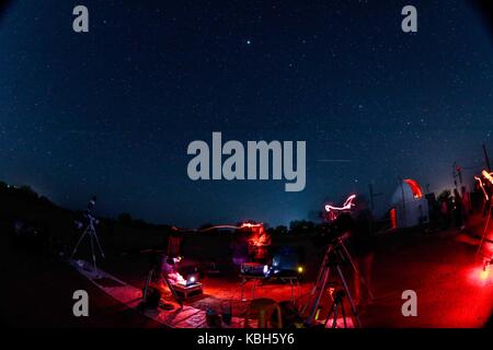 Star party nei campi della scuola di Agronomia all'università di sonora, dove gli astronomi dilettanti e studenti fatta l'osservazione di vari oggetti nello spazio come pianeti e stelle ecc., il giorno di osservazione con telescopi e osservatorio astronomico esteso per la mattina di oggi. (© foto: luisgutierrez / nortephoto.com) star party en los campos de la Escuela de agronomía de la Universidad de sonora, donde astrónomos, aficionados y estudiantes realizaron observación de diversos objetos en el espacio como planetas, estrellas ecc., la jornada de observación telescopios biella Foto Stock